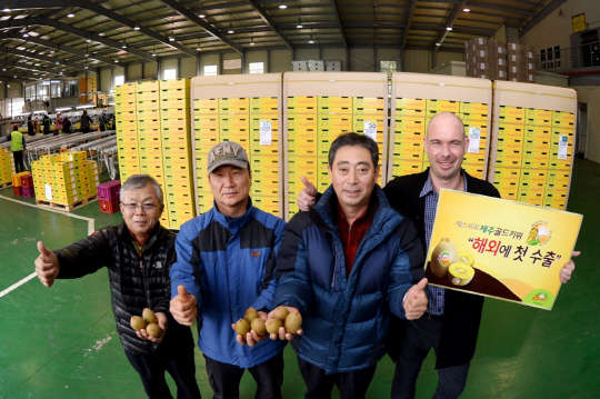 라이언 도노반(Ryan Donovan) 제스프리 개발 매니저(맨 오른쪽)와 제주도 제스프리 농가 대표단이 싱가포르 수출에 앞서 기념촬영을 하고 있다. 제스프리 제공